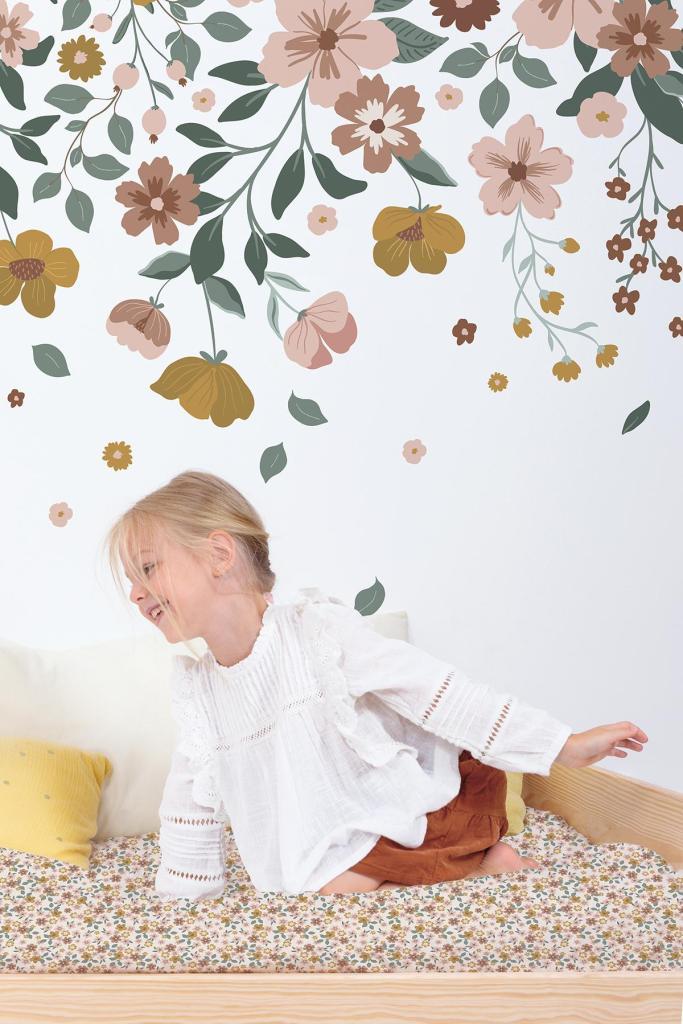 Organisch kinderbehang met zachte roze en okergele bloemen en groene bladeren, geschikt voor kinderkamer en kinderinterieur, . - 2.48 x 2 M - Capucine Behangwand | Lilipinso - behang, behangpaneel, bloemen, bloemen en bladeren, Capucine, kinderkamer, kinderkamer behang, lilipinso - Casa Mini