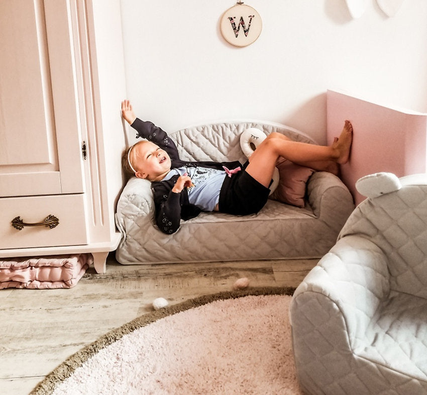 Beige kinderbank van zachte velvet stof met geruit patroon, organisch en kindvriendelijk ontwerp, ideaal voor speelhoek en. - Kinderbank Velvet Beige - Default Title - babysteps, beige, kinderbank, Velvet - Casa Mini