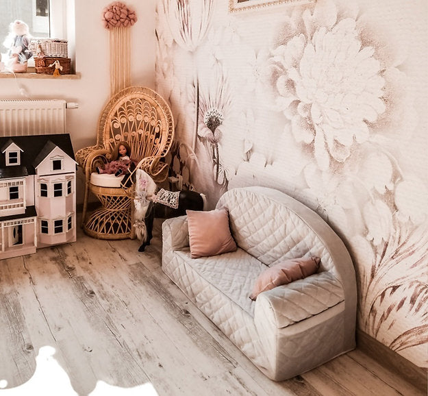 Kinderbank van zachte ecru velvet stof met gestikte bekleding, afgeronde hoeken en twee roze kussens, geplaatst op lichte. - Kinderbank Velvet Ecru - Default Title - babysteps, ecru, kinderbank, Velvet - Casa Mini