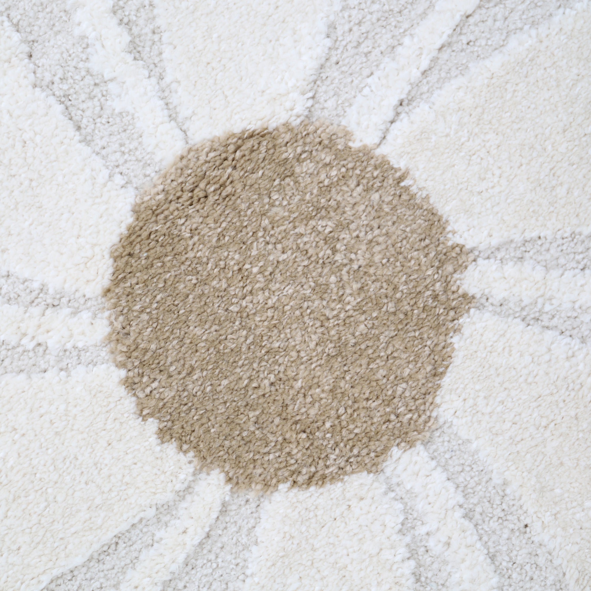 Rond vloerkleed met groot bloemmotief in beige en wit, kindvriendelijk en veilig voor de kinderkamer, hoge kwaliteit en. - Default Title - bloem, bloemen, bloemen en bladeren, elsa, nattiot, rond, Vloerkleed - Elsa Vloerkleed Nattiot - Casa Mini