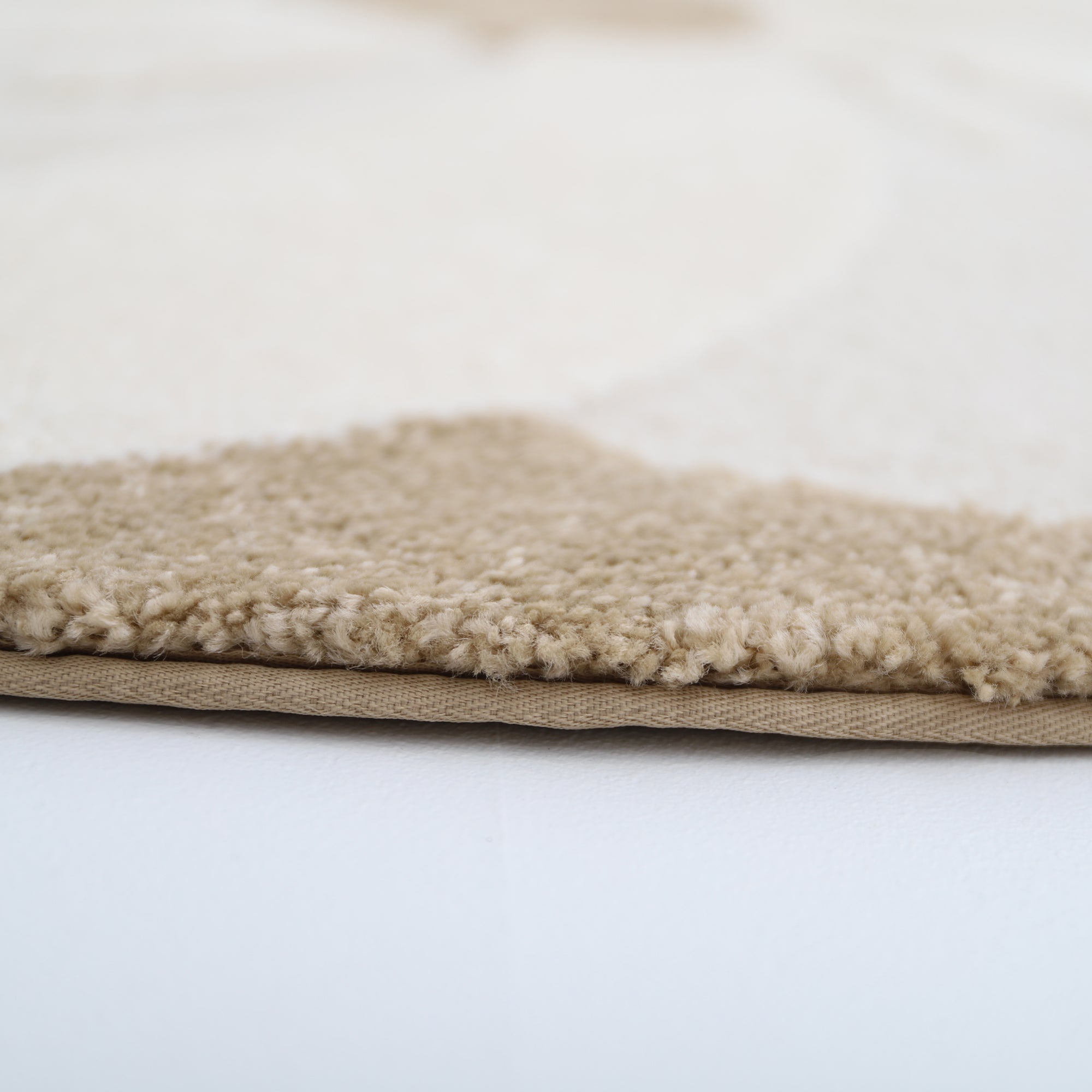 Rond Elsa vloerkleed in zachte crème- en beige tinten met bloemmotief, kindvriendelijk en veilig voor de kinderkamer,. - Default Title - bloem, bloemen, bloemen en bladeren, elsa, nattiot, rond, Vloerkleed - Elsa Vloerkleed Nattiot - Casa Mini