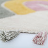 Rond pluchen vloerkleed met zachte regenboogkleuren waaronder wit, geel, roze en grijs met franjes aan de rand, organisch en - Rainbow Moss Vloerkleed Nattiot - Default Title - boho, nattiot, pluche, Regenboog, rond, Vloerkleed - Casa Mini