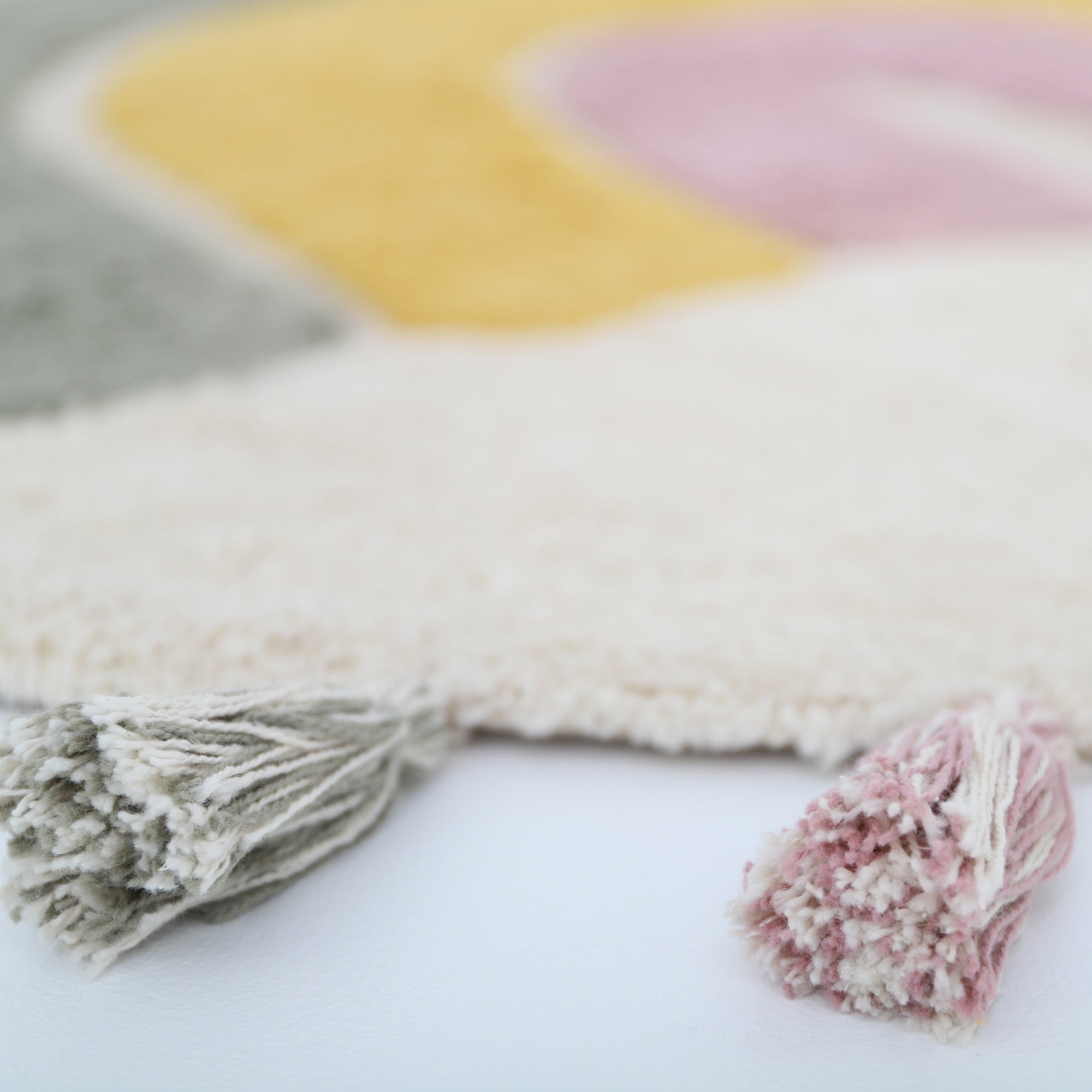 Rond pluchen vloerkleed met zachte regenboogkleuren waaronder wit, geel, roze en grijs met franjes aan de rand, organisch en - Rainbow Moss Vloerkleed Nattiot - Default Title - boho, nattiot, pluche, Regenboog, rond, Vloerkleed - Casa Mini