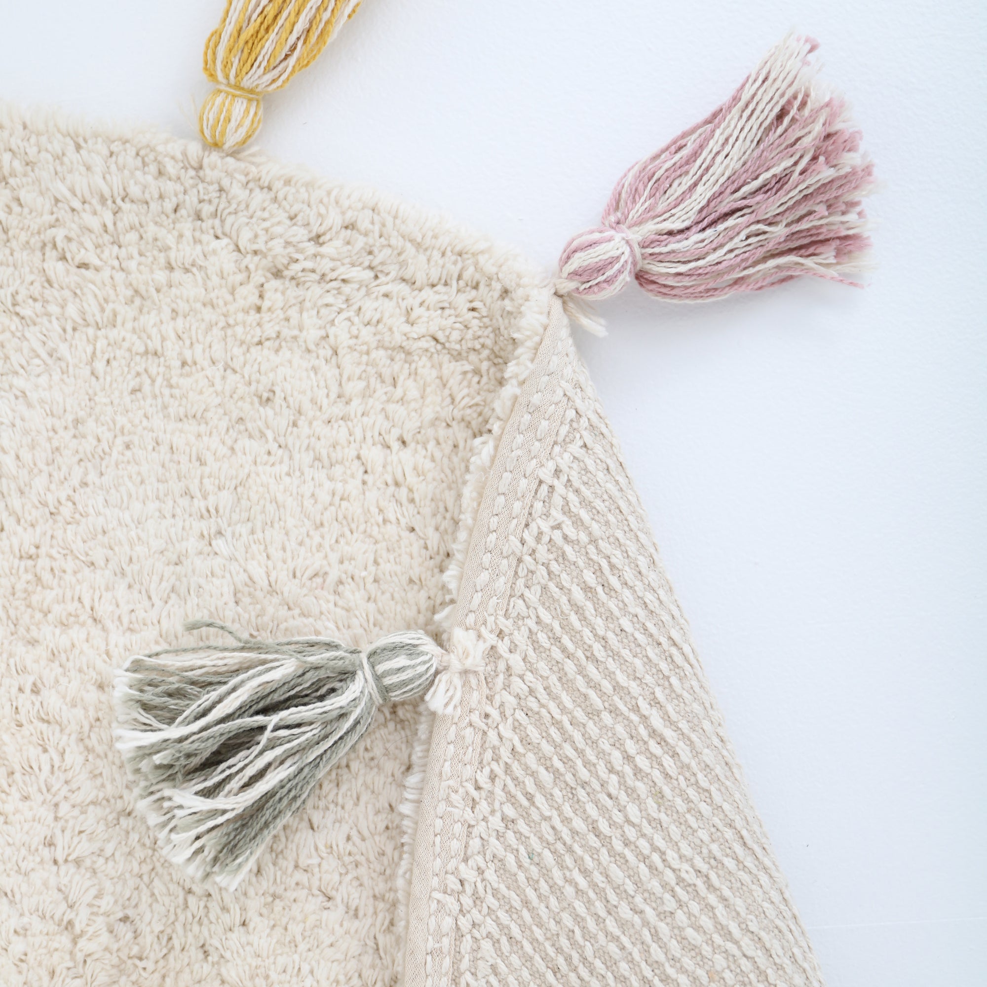 Rond, crèmekleurig pluchen vloerkleed met zachte textuur en kleurrijke kwastjes in okergeel, lichtroze en grijs, organisch. - Rainbow Moss Vloerkleed Nattiot - Default Title - boho, nattiot, pluche, Regenboog, rond, Vloerkleed - Casa Mini