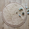 Rond Perla Sable vloerkleed in zachte beige tint met boho-franjes, pluche textuur, kindvriendelijk en veilig voor de. - Default Title - boho, nattiot, perla, perla olive, pluche, rond, Vloerkleed - Perla Sable Vloerkleed Nattiot - Casa Mini