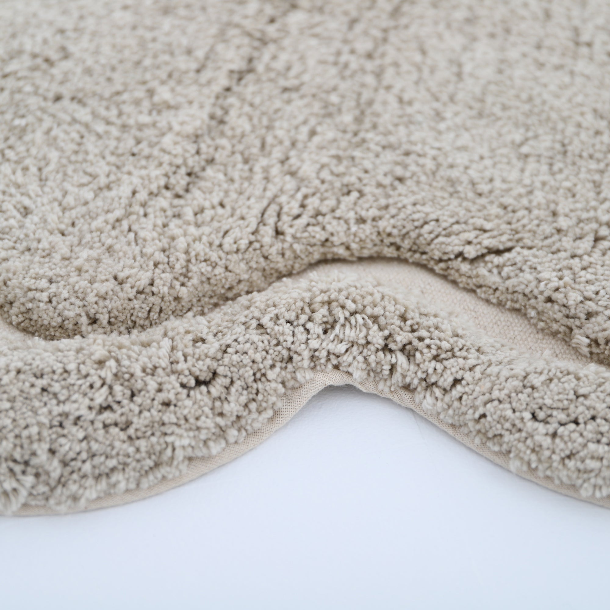 Beige linnen vloerkleed met zachte, kindvriendelijke structuur en golvende rand, ideaal voor de kinderkamer, biedt. - Default Title - lin, nattiot, rond, sweet april, Vloerkleed - Sweet April lin Vloerkleed Nattiot - Casa Mini