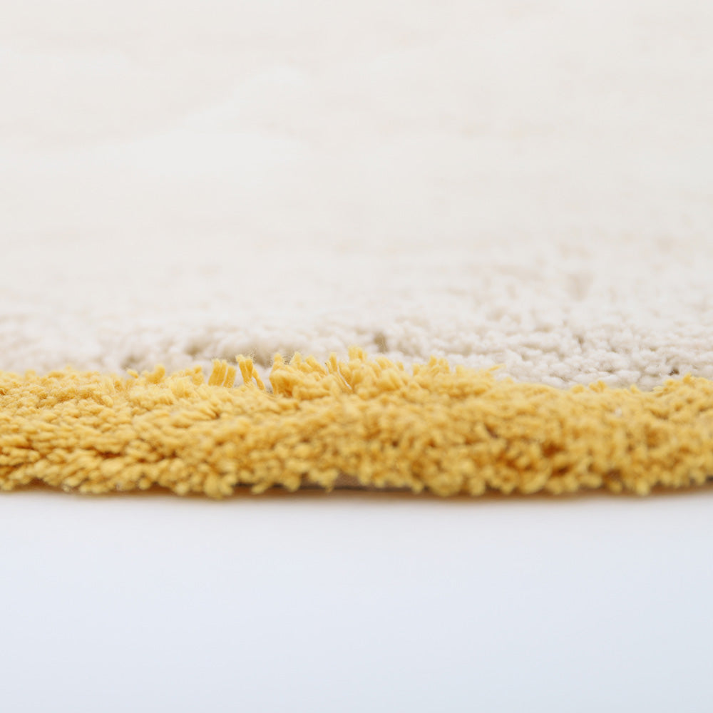 Kwalitatief kindvriendelijk vloerkleed met wolkdesign in zachte crème en citrusgele tinten, veilig en duurzaam voor de. - Default Title - citrus, little nimbus, nattiot, Vloerkleed, wolk - Little Numbus Citrus Vloerkleed Nattiot - Casa Mini