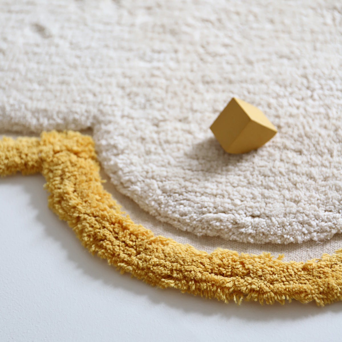 Wit en gele Little Numbus Citrus vloerkleed met wolkvorm en zachte textuur, kindvriendelijk en veilig voor in de. - Default Title - citrus, little nimbus, nattiot, Vloerkleed, wolk - Little Numbus Citrus Vloerkleed Nattiot - Casa Mini