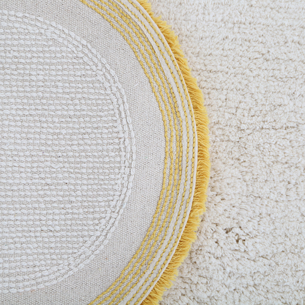 Rond Little Numbus Citrus vloerkleed in zachte crèmekleuren met gele franjes, kindvriendelijk en veilig ontwerp voor de. - Default Title - citrus, little nimbus, nattiot, Vloerkleed, wolk - Little Numbus Citrus Vloerkleed Nattiot - Casa Mini