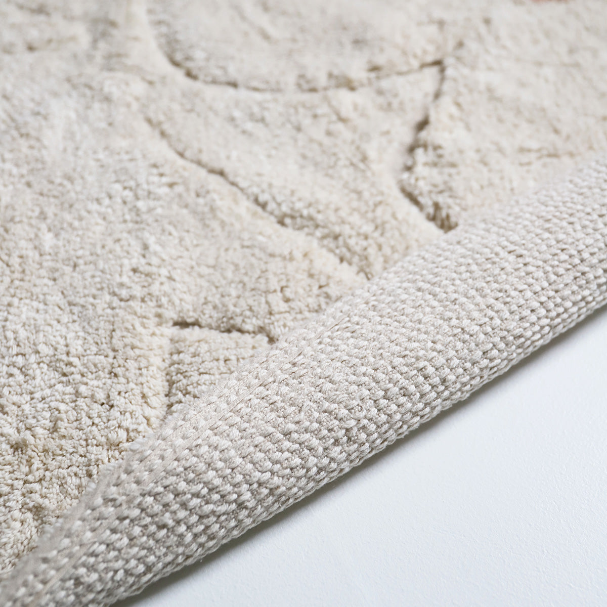 Zacht crèmekleurig rond vloerkleed met reliëf patroon, kindvriendelijk en veilig voor de kinderkamer, premium kwaliteit met. - Default Title - gentle flora, nattiot, rond, Vloerkleed, wolk - Gentle Flora rond Vloerkleed Nattiot - Casa Mini