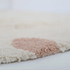 Rond wolkvormig vloerkleed in zachte beige tint met kindvriendelijk, veilig en duurzaam ontwerp, ideaal voor de kinderkamer, . - Default Title - gentle flora, nattiot, rond, Vloerkleed, wolk - Gentle Flora rond Vloerkleed Nattiot - Casa Mini