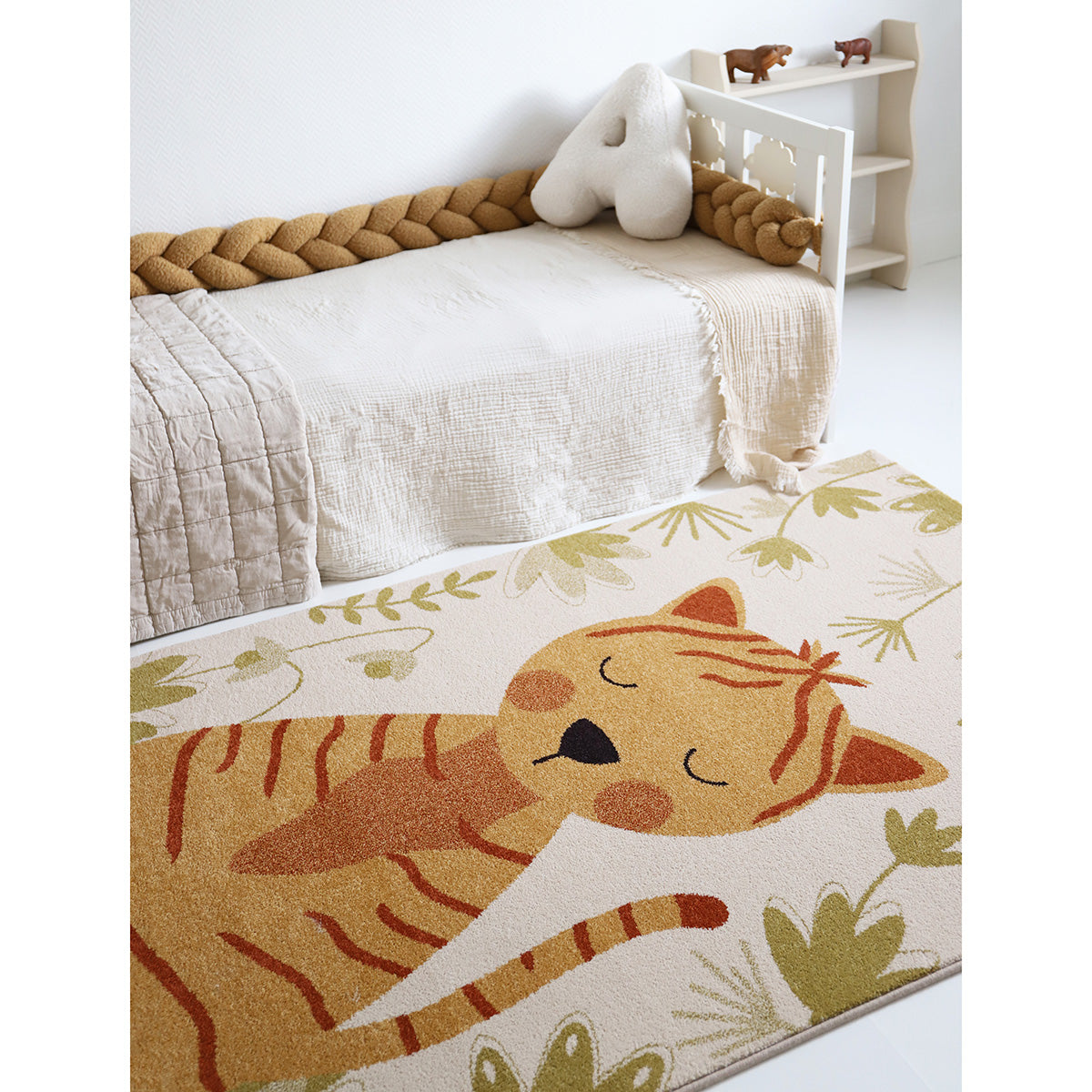 Vierkant kindvriendelijk vloerkleed met zachte, warme tinten en illustratie van slapende kat, ideaal voor kinderkamer, zorgt . - Default Title - birdy, nattiot, silly, vierkant, Vloerkleed - Silly Vloerkleed Nattiot - Casa Mini