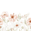 Organisch bloemmotief in zachte pastelroze en groene tinten, kindvriendelijk behangpaneel voor rustgevend kinderkamer. - 2.48 x 2 M - Poppy Behangwand | Lilipinso - behang, behangpaneel, bloemen, bloemen en bladeren, kinderkamer, kinderkamer behang, lilipinso, Muursticker - Casa Mini