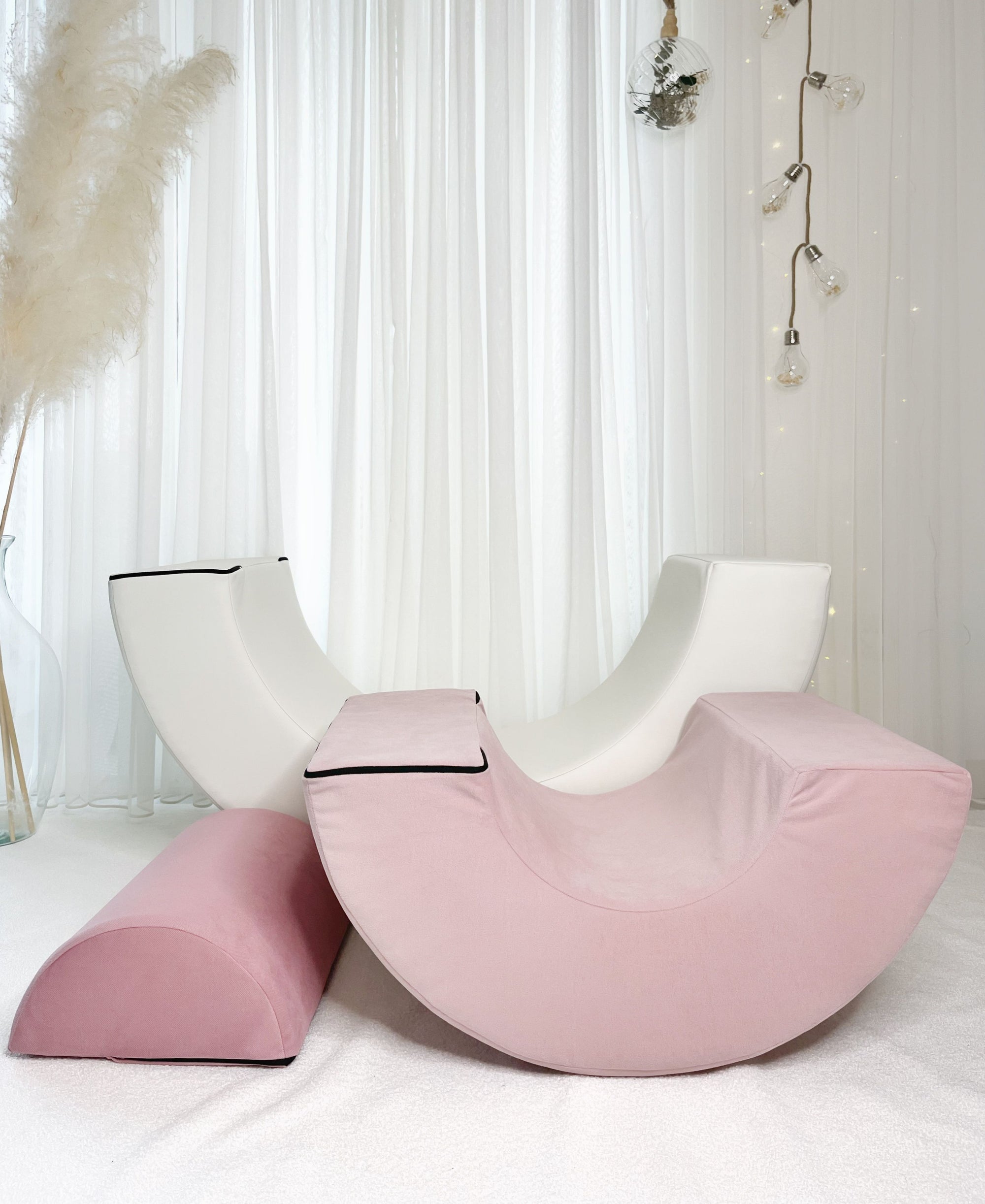 Lichtroze organische speelset van zacht velvet met zachte, afgeronde vormen en speelkussens in pastelroze en wit,. - Regenboog speelset Pink - Default Title - afneembaar, Klimmen, Licht roze, Moje, roze, Soft Velvet, Speelbogen, Speelboog, Wit - Casa Mini