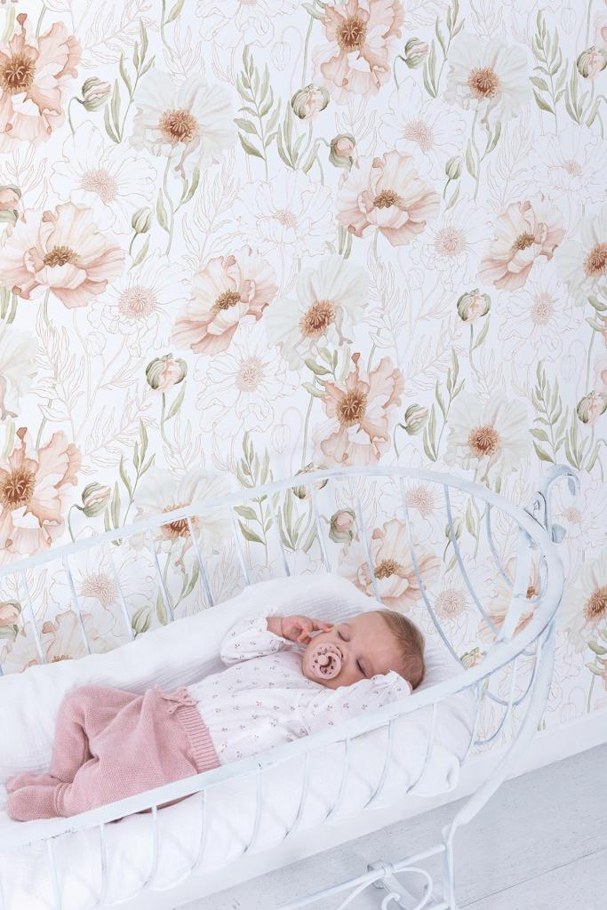 Organisch kindvriendelijk vliesbehang met zachte roze Islandic poppies en groene bladeren, perfect voor een veilig en. - Default Title - Islandic Poppies - Lilipinso - behang, behangpaneel, bloemen, Islandic poppies, kinderkamer behang, klaproos, lilipinso, vliesbehang - Casa Mini