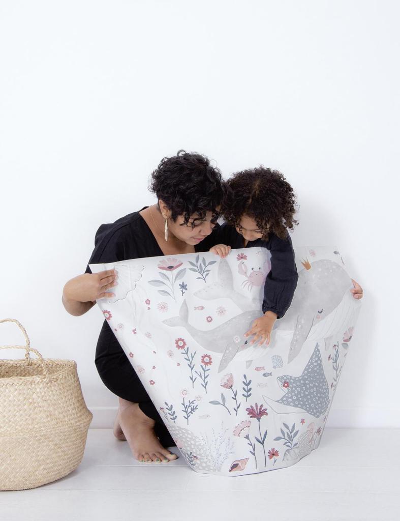 Organische, kindvriendelijke muurstickers met oceaandieren in zachte grijstonen en pastelroze, ideaal voor. - Muursticker | Ocean Field XL - Default Title - kinderkamer, kwal, lilipinso, Muursticker, Oceaan dieren, ocean field, vliesbehang, walvis - Casa Mini