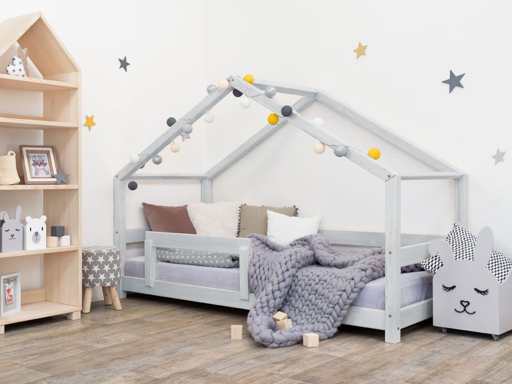 Scandinavisch design bedhuisje in lichtgrijs hout met open dakconstructie, zachte grijze kussens en gebreid grijs dekentje,. - Bedhuis Lucky 90 x 200 cm - Naturel - bedhuis, bedhuisje, kinderbed, Lucky, peuterbed, scandinavisch design - Casa Mini