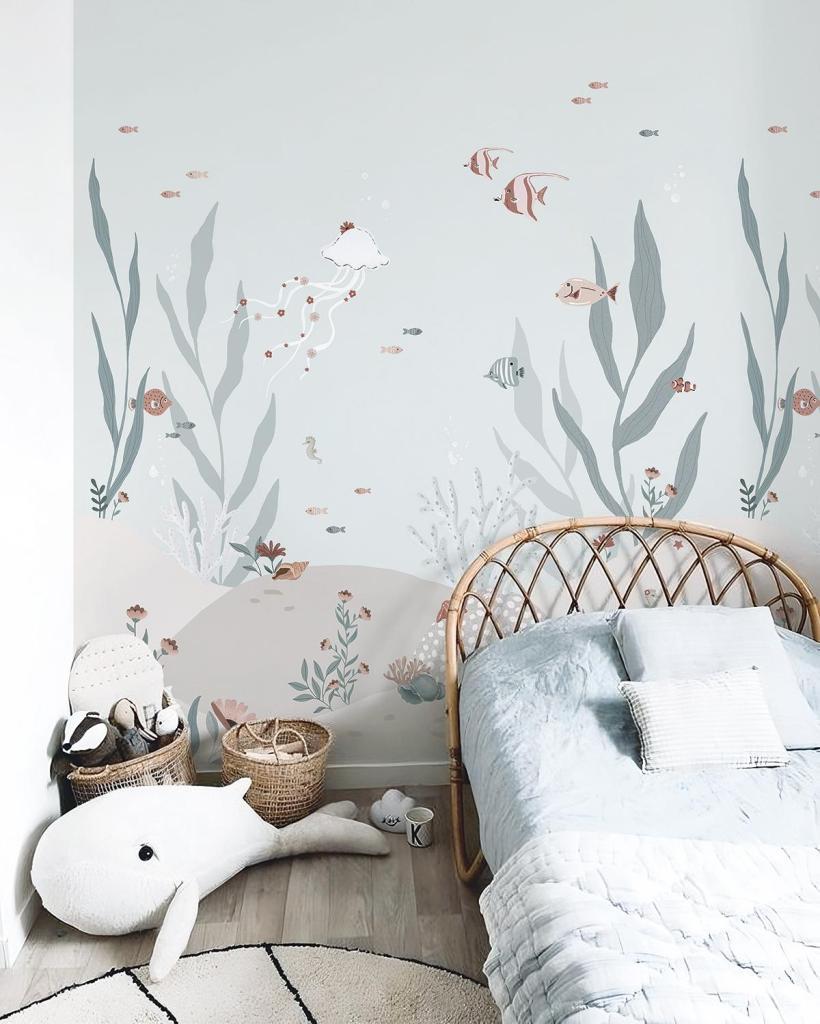 Organisch en kindvriendelijk onderwaterwereld behang in zachte blauwtinten, perfect voor veilige kinderkamer en. - 2.48 x 2 M - Under the sea Behangwand | Lilipinso - behang, behangpaneel, kinderkamer, kinderkamer behang, lilipinso, ocean field, onderwaterwereld - Casa Mini