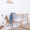 Organische muurstickers van een bruin hert en kleine vogels naast witte en houten kindermeubels, perfect voor een veilige en . - Default Title - Muursticker | Jöro Bambi XL - Fawn, hert, Jöro, kinderkamer, lilipinso, Muursticker - Casa Mini