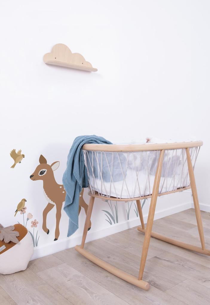 Organische muurstickers van een bruin hert en kleine vogels naast witte en houten kindermeubels, perfect voor een veilige en . - Default Title - Muursticker | Jöro Bambi XL - Fawn, hert, Jöro, kinderkamer, lilipinso, Muursticker - Casa Mini