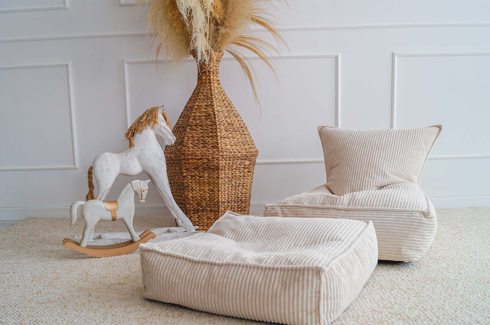 Vierkante creme kleurige kinderpoef van rib velvet met zachte textuur, kindvriendelijk en veilig voor de kinderkamer,. - Default Title - cream, kinderpoef, poef, Velvet, vierkant - Kinderpoef Rib Velvet Cream - Casa Mini