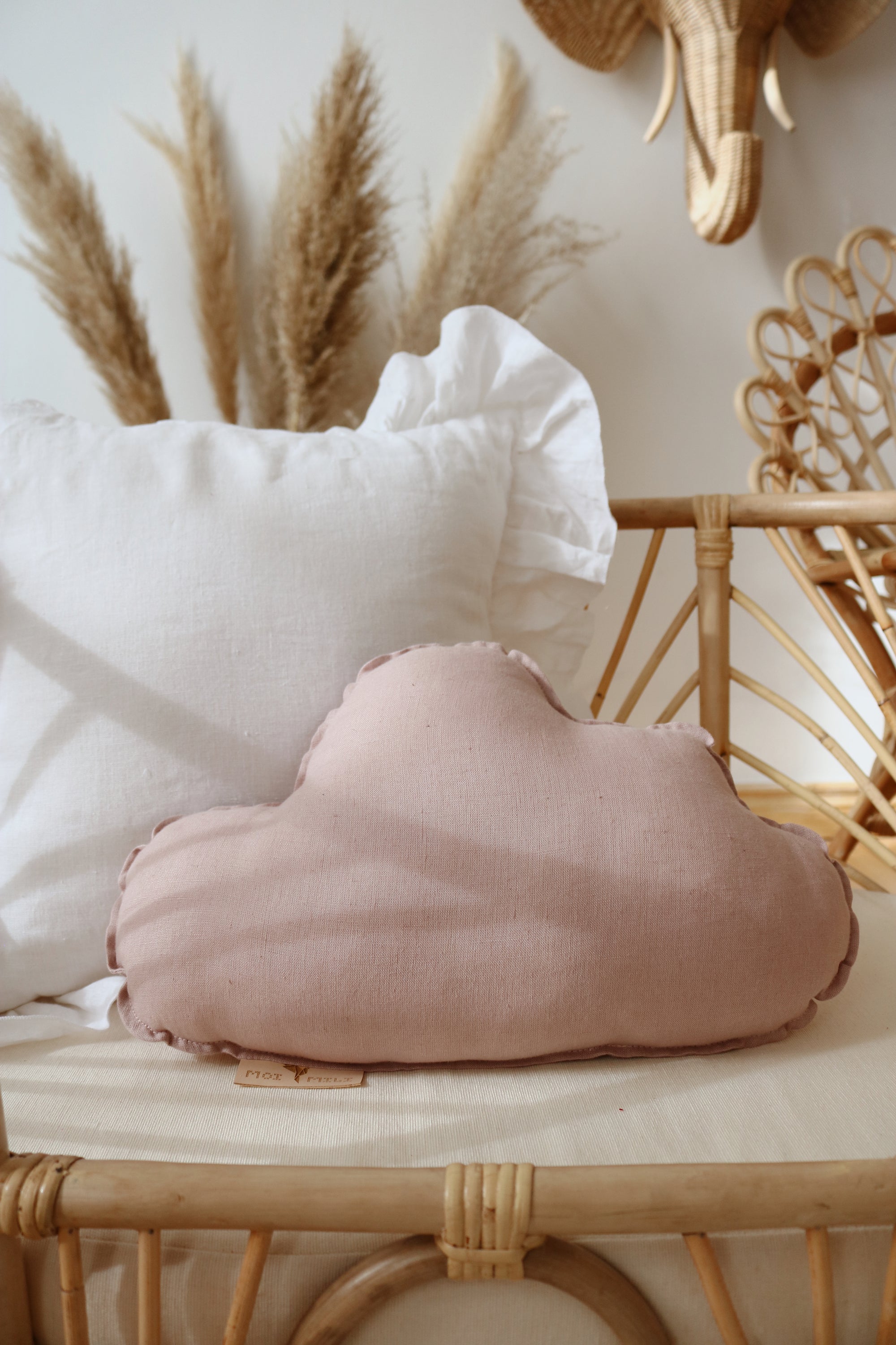 Set van twee organische linnen sierkussens voor kinderkamer, witte kussen met zachte volants en roze wolkvormig kussen,. - White / White - Linnen sierkussen Cloud (set van 2) - Kussen, Moimili, Sierkussen, Soft collection, Velvet, Volants - Casa Mini
