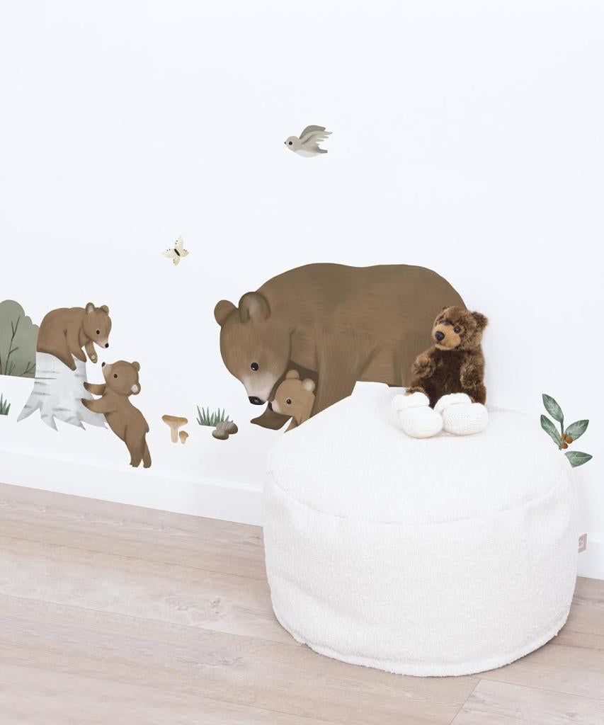 Organische, veilige muurstickers met bruine berenfamilie tussen groene bomen, ideaal voor kinderkamer en kindvriendelijk. - Default Title - Muursticker | Kharu Bear Family - beer, beren, bomen, boom, Kharu, kinderkamer, lilipinso, Muursticker, vliesbehang - Casa Mini