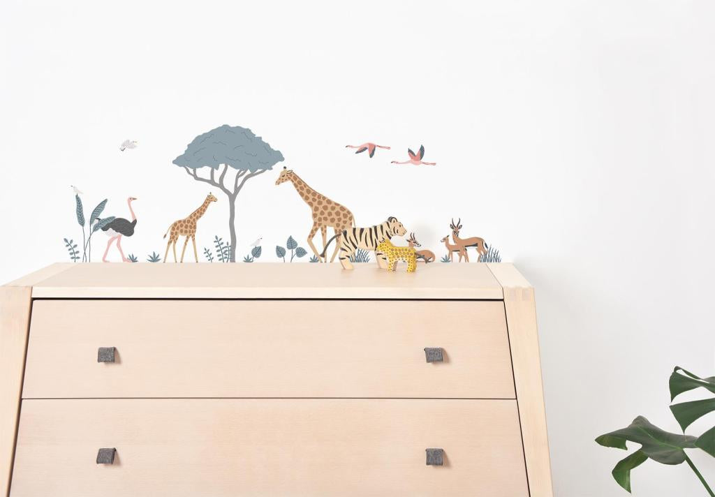 Muursticker met organische illustraties van savanne dieren zoals giraffen, zebra's en antilopen in zachte natuurlijke. - Muursticker | Savannah Animals - Default Title - Giraffe, kinderkamer, lilipinso, Muursticker, Savanne, Tanzania, vliesbehang - Casa Mini