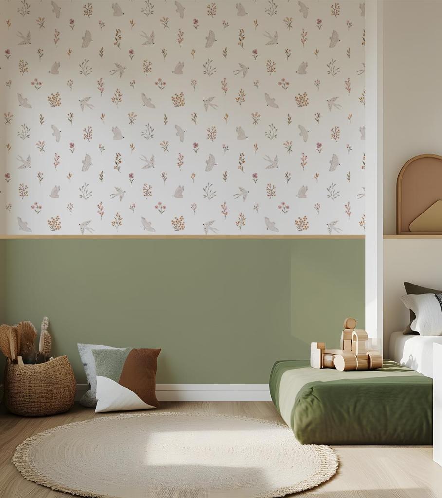 Organisch kinderkamerbehang met zachte beige achtergrond, kleine bloemen, bladeren en zwaluwen, veilig en kindvriendelijk. - Default Title - Coccinella Swallows | Lilipinso - behang, bloemen, bloemen en bladeren, Coccinella, kinderkamer, kinderkamer behang, lilipinso, swallows, vliesbehang, vlinder, vlinders, zwaluwen - Casa Mini