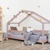 Roze kinderbed in huisvorm van hout met gaasrand, zacht grijs gebreid dekentje en stervormige muurstickers erboven. - Bedhuis Lucky 90 x 200 cm - Naturel - bedhuis, bedhuisje, kinderbed, Lucky, peuterbed, scandinavisch design - Casa Mini