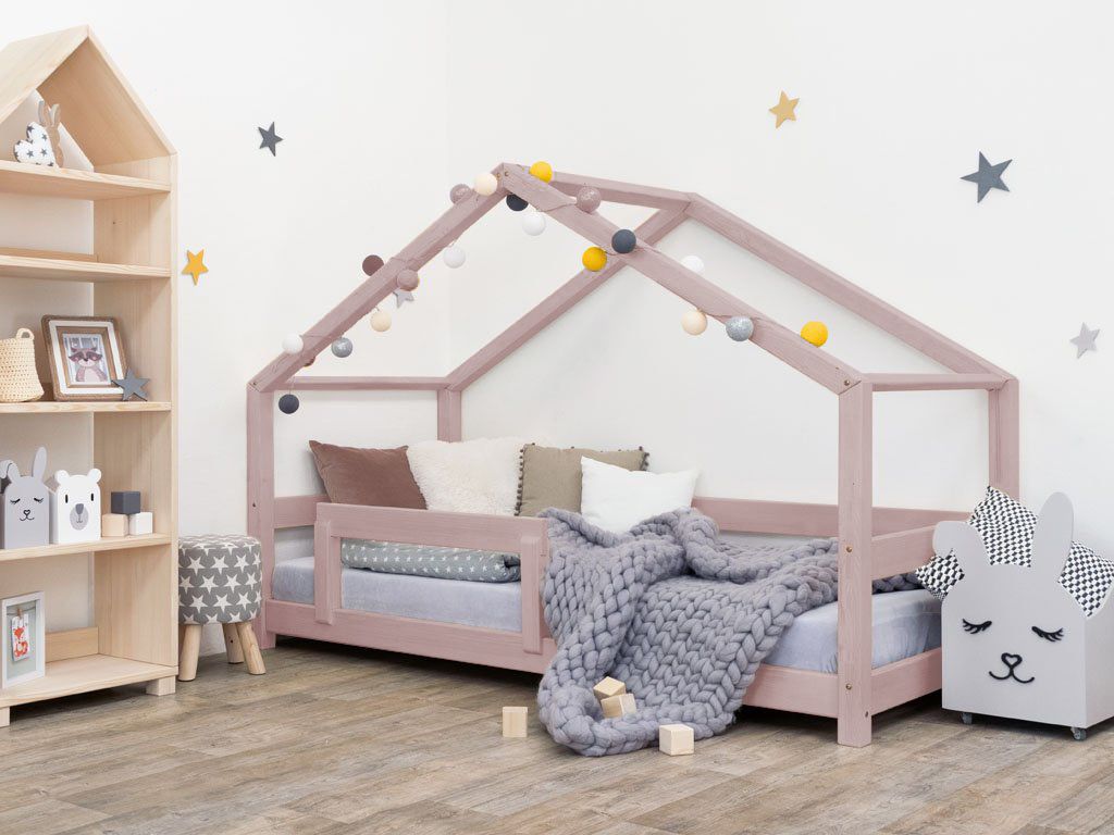 Roze kinderbed in huisvorm van hout met gaasrand, zacht grijs gebreid dekentje en stervormige muurstickers erboven. - Bedhuis Lucky 90 x 200 cm - Naturel - bedhuis, bedhuisje, kinderbed, Lucky, peuterbed, scandinavisch design - Casa Mini