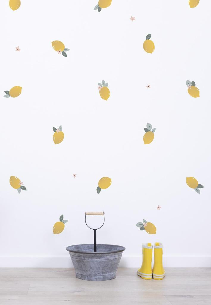 Organische gele citroen muurstickers met groene blaadjes, verspreid over witte muur, kindvriendelijk en multifunctioneel. - Muursticker | Lemon - Default Title - citroen, kinderkamer, Lemon, lilipinso, louise, Muursticker - Casa Mini