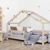 Kinderbedhuis in naturel hout met open gevel en hellend dak, grijze spijlen aan zijde, zachtgrijs dekbed met pompons,. - Bedhuis Lucky 90 x 200 cm - Naturel - bedhuis, bedhuisje, kinderbed, Lucky, peuterbed, scandinavisch design - Casa Mini