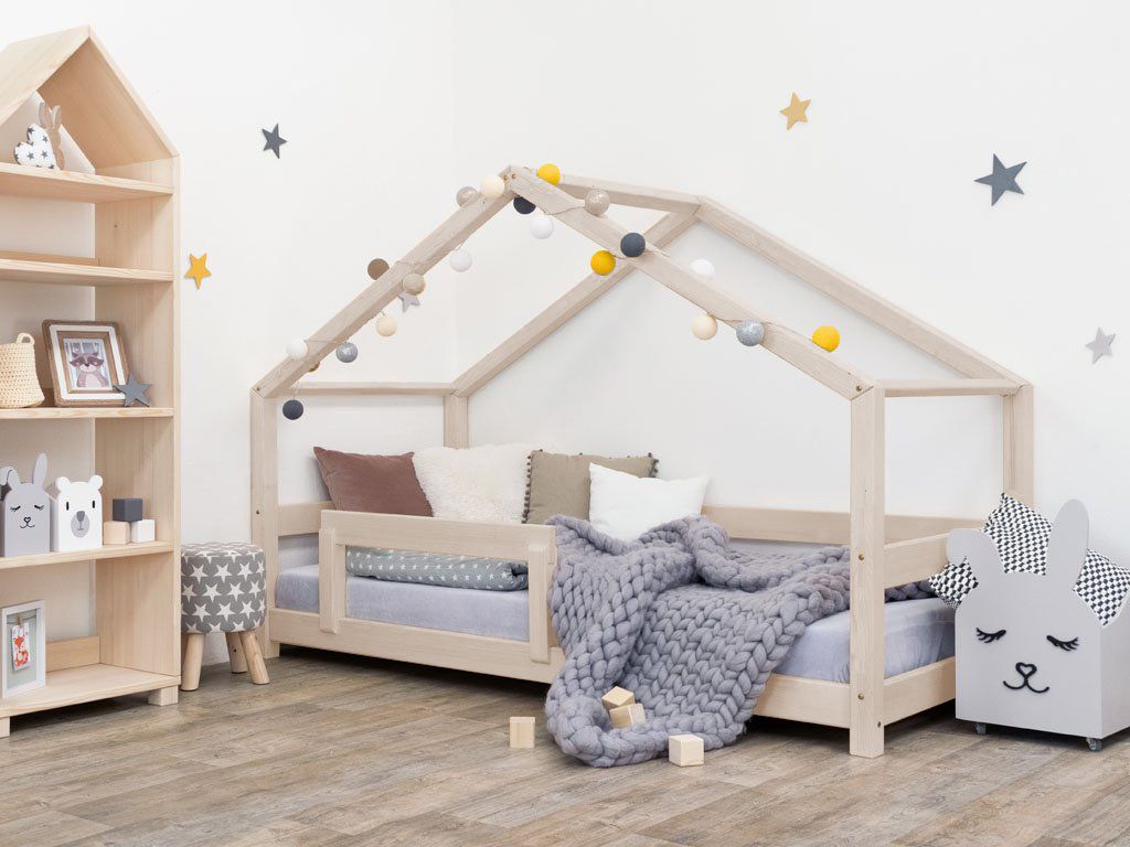 Kinderbedhuis in naturel hout met open gevel en hellend dak, grijze spijlen aan zijde, zachtgrijs dekbed met pompons,. - Bedhuis Lucky 90 x 200 cm - Naturel - bedhuis, bedhuisje, kinderbed, Lucky, peuterbed, scandinavisch design - Casa Mini