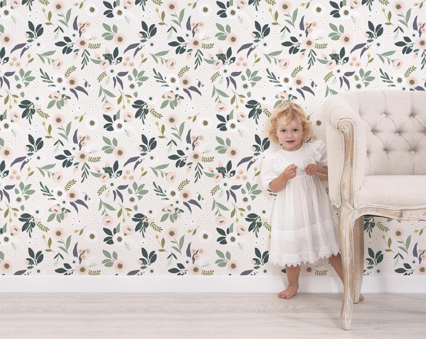 Organisch kinderkamer vliesbehang met zachte klaproos- en zwaluwmotieven in groen, beige en zachtroze, kindvriendelijk en. - Default Title - Wonderland Flower| Lilipinso - behang, kinderkamer, kinderkamer behang, klaproos, lilipinso, swallows, vliesbehang, zwaluwen - Casa Mini