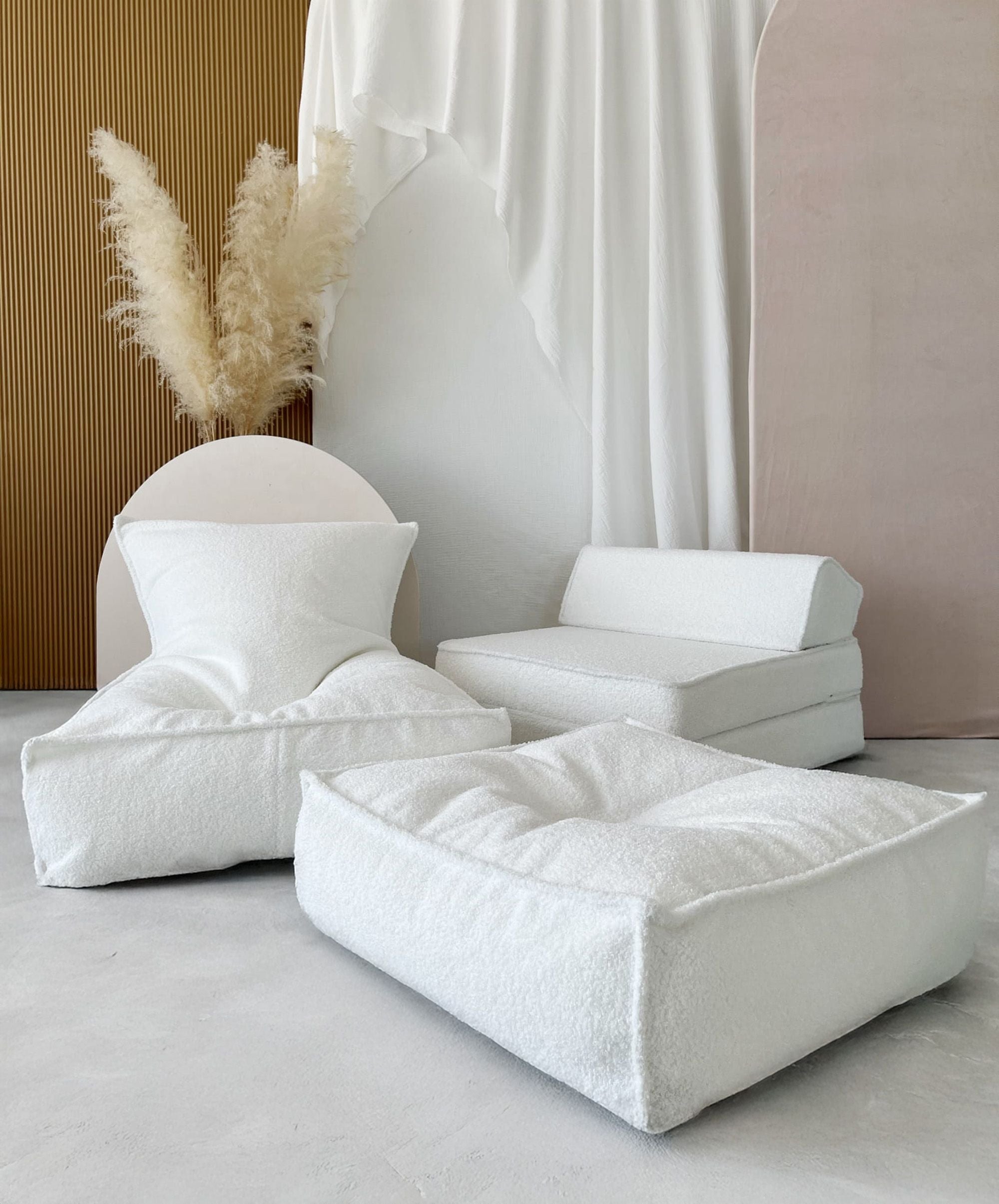 Witte kinderkamer poef van zachte bouclé stof, vierkant ontwerp, kindvriendelijk en veilig met lange levensduur, betaalbare. - Default Title - boucle, kinderpoef, poef, Velvet, vierkant, White, Wit - Kinderpoef Bouclé White - Casa Mini