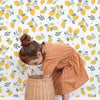 Organisch en veilig kinderkamer vliesbehang met geel citroen- en groen bladmotief, kindvriendelijk voor kinderinterieur. - Default Title - Louise Lemon | Lilipinso - behang, bloemen, citroen, kinderkamer, kinderkamer behang, Lemon, lilipinso, louise, vliesbehang - Casa Mini