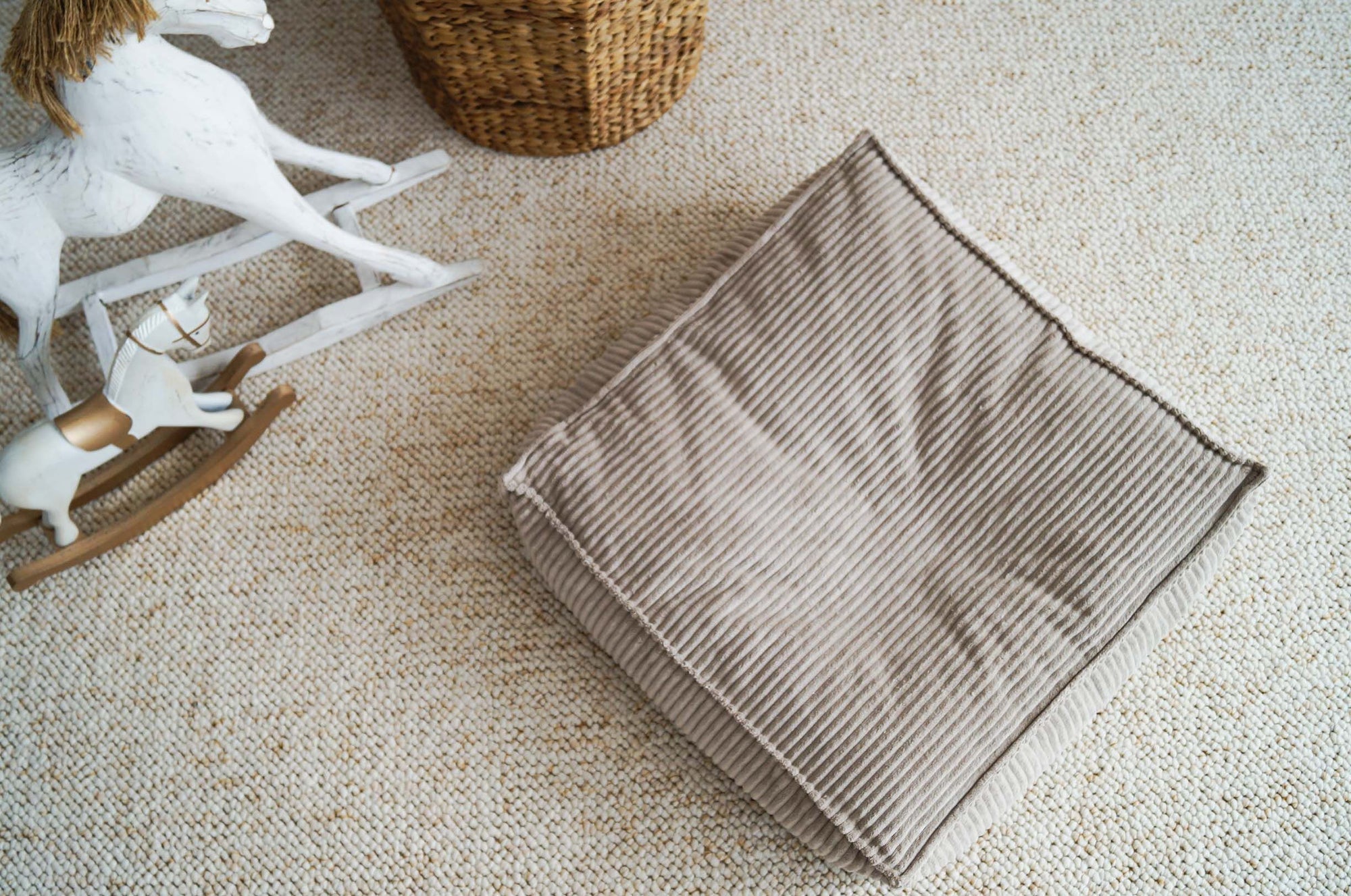 Beige vierkante kinderpoef van rib velvet, kindvriendelijk en veilig, ideaal voor de kinderkamer, duurzaam met lange. - Default Title - beige, kinderpoef, poef, Velvet, vierkant - Kinderpoef Rib Velvet Beige - Casa Mini