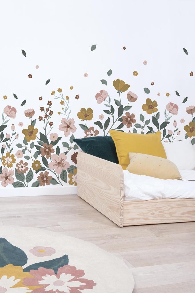 Organisch behangpaneel met zachte bloemen en bladeren in pastelkleuren, perfect voor kinderkamer en kindvriendelijk interieur. - 2.48 x 2 M - Capucine Behangwand | Lilipinso - behang, behangpaneel, bloemen, bloemen en bladeren, Capucine, kinderkamer, kinderkamer behang, lilipinso - Casa Mini