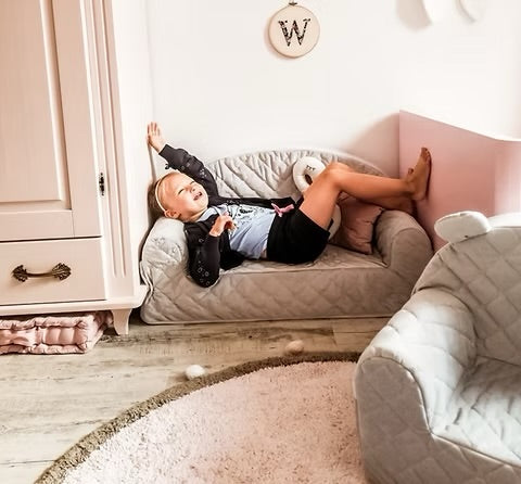 Grijze velvet kinderbank met zachte, gewatteerde bekleding en organische, kindvriendelijke vorm, geschikt voor. - Kinderbank Velvet Grey - Default Title - babysteps, Grey, Grijs, kinderbank, Velvet - Casa Mini