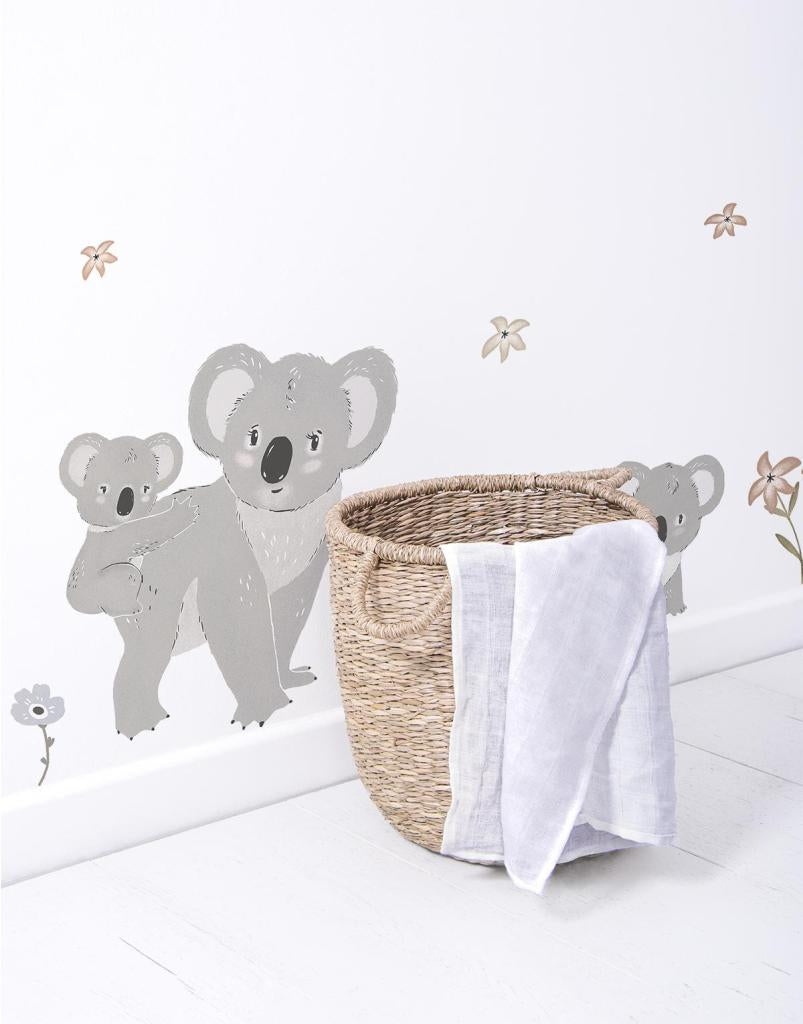 Organische en veilige muurstickers van een grijze koala met jong, omlijst door zachte bloem- en bladdetails, perfect voor. - Default Title - Muursticker | Lilydale Koala - kinderkamer, koala, lilipinso, Lilydale, Muursticker - Casa Mini