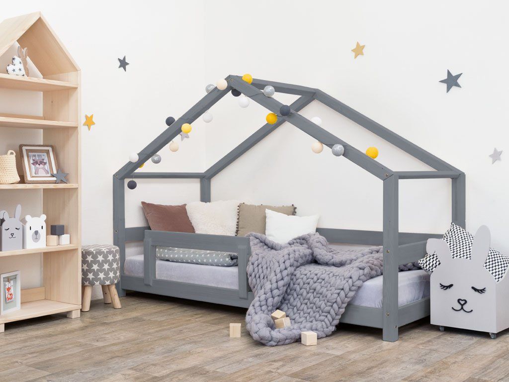 Grijs houten bedhuisje met laag frame en veiligheidshekje, voorzien van gele en grijze decoratieve bolletjes, gestyled met. - Bedhuis Lucky 90 x 200 cm - Naturel - bedhuis, bedhuisje, kinderbed, Lucky, peuterbed, scandinavisch design - Casa Mini