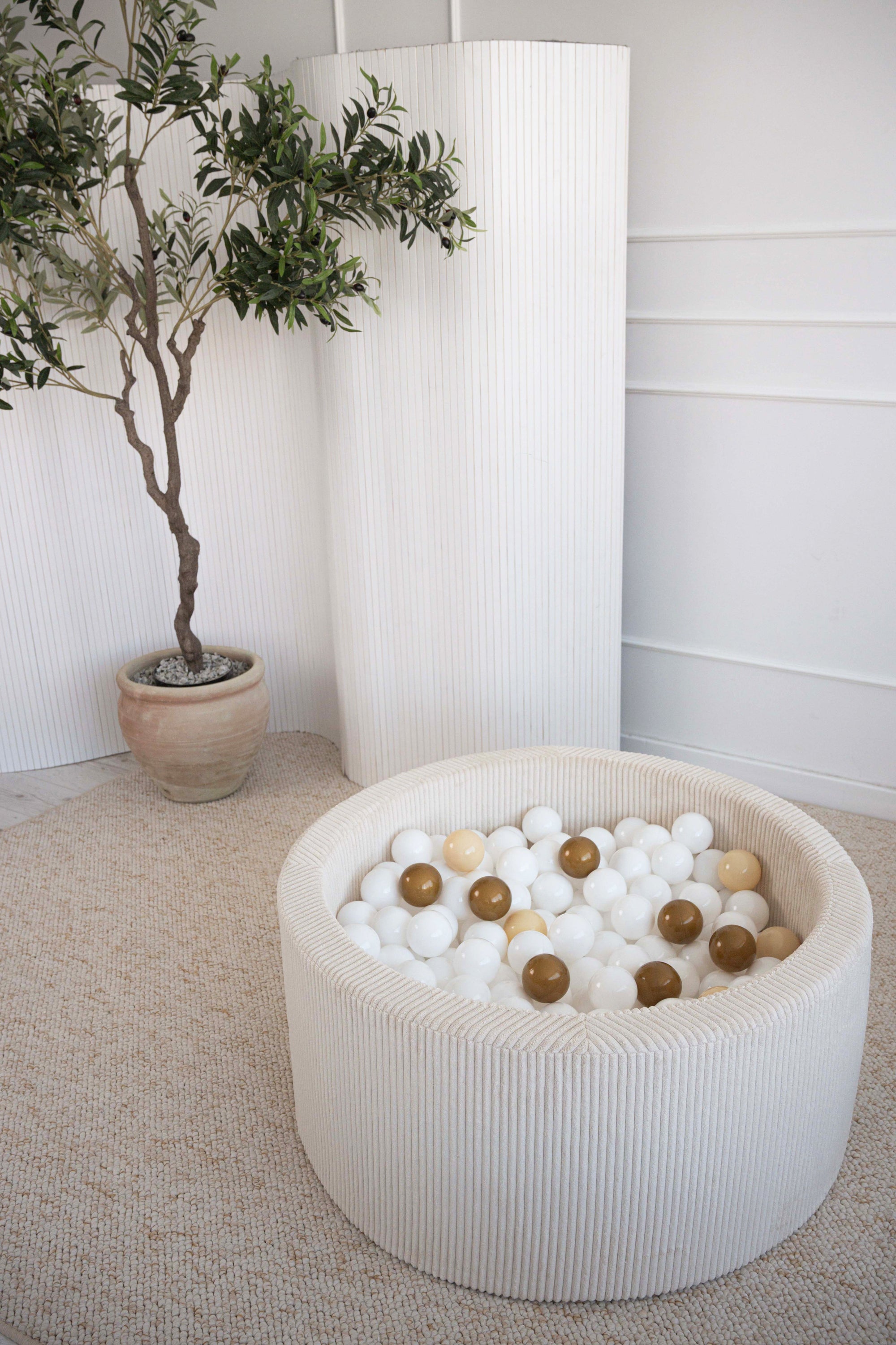 Rond ballenbad van crème rib velvet polyester met zachte, kindvriendelijke kleuren en veilige ballen, geschikt voor de. - 90 x 30 - 90x40, afneembaar, Ballenbad, Creme, Fluweel, Polyester, Rib velvet, wasbaar - Ballenbad Rib Velvet Creme - Casa Mini