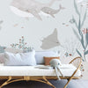 Organisch kindvriendelijk behang met onderwaterwereld, zachte blauwtinten, grijze walvissen en zeedieren, perfect voor een. - 2.48 M x 4 M - Ocean Field Behangwand | Lilipinso - behang, behangpaneel, kinderkamer, kinderkamer behang, lilipinso, ocean field, onderwaterwereld - Casa Mini