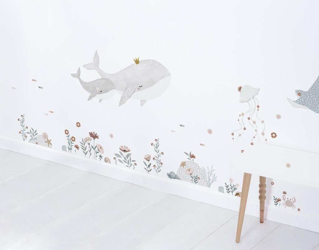 Kindvriendelijke muurstickers voor kinderkamer met organisch thema, ocean veld met zachte blauwgrijze walvis en kleine. - Muursticker | Ocean Field XL - Default Title - kinderkamer, kwal, lilipinso, Muursticker, Oceaan dieren, ocean field, vliesbehang, walvis - Casa Mini