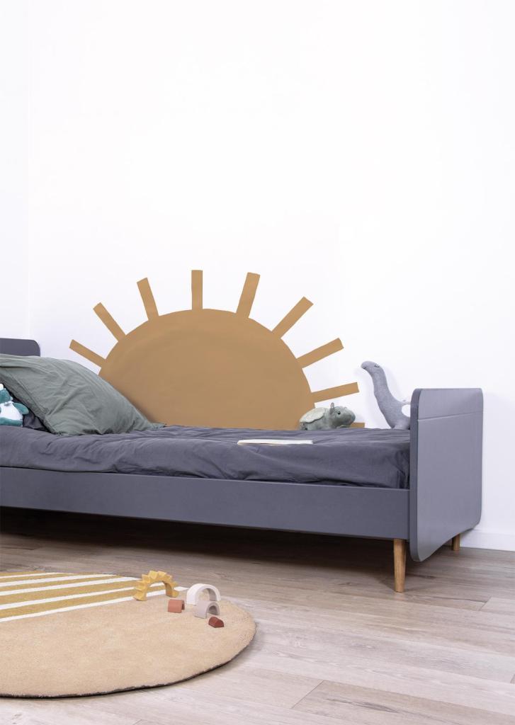 Organische bruine zon muurstickers in kinderkamer boven kindvriendelijk grijs bed met kindmeubels en zacht interieur. - Default Title - Muursticker | Sunny Sun XL - kinderkamer, lilipinso, Muursticker, sunny, Zon - Casa Mini