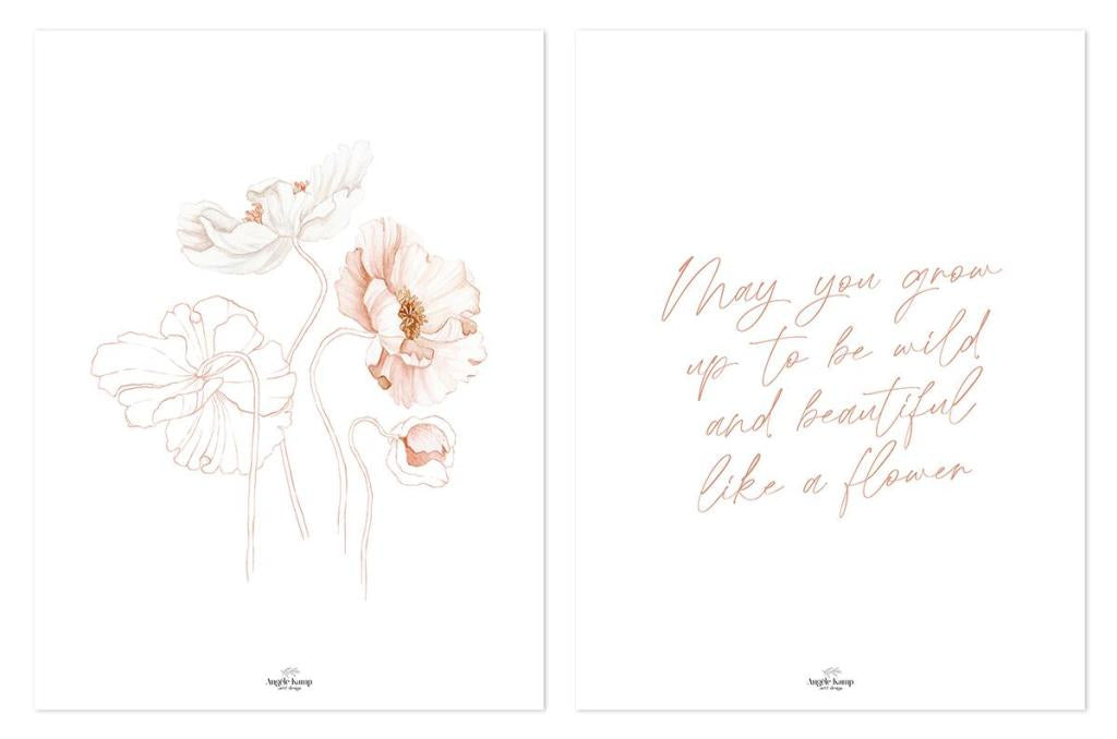 Klaprozen in beige en lichte pastelroze naast handgeschreven tekst in warm koperkleurig lettertype, kindvriendelijk en. - Poster Poppie (2stuks) | Lilipinso - Default Title - bloemen, Islandic poppies, kinderkamer, klaprozen, lilipinso, rozen - Casa Mini