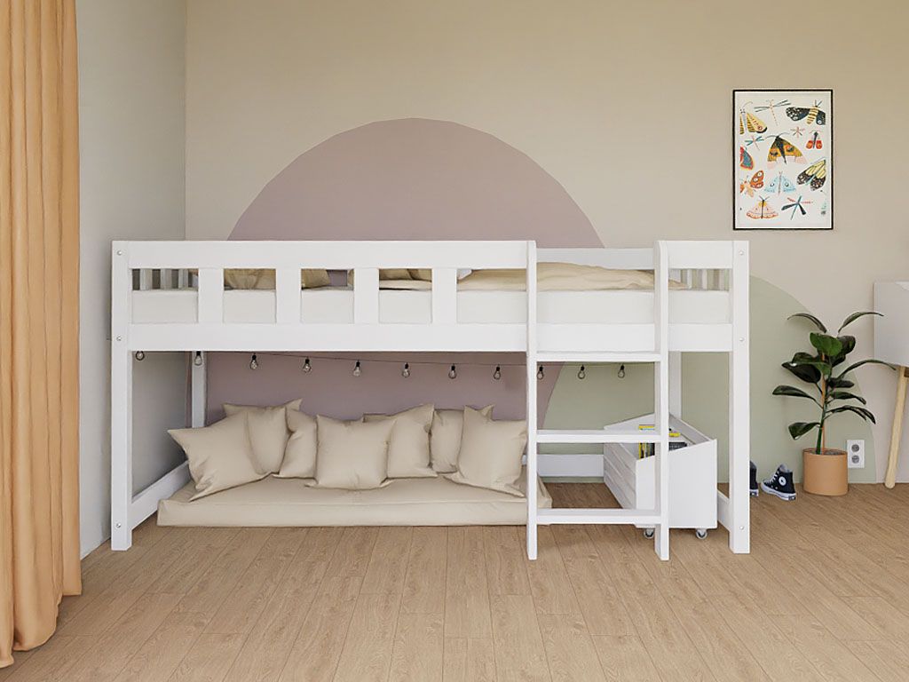 Wit houten halfhoogslaper 90x200 cm met stevige spijlen, geïntegreerde trap en onderbedruimte ingericht met kussens,. - Halfhoogslaper 90 x 200 cm - Naturel (ongelakt) / Links - 90x200, halfhoogslaper, kinderbed, peuterbed, scandinavisch design - Casa Mini