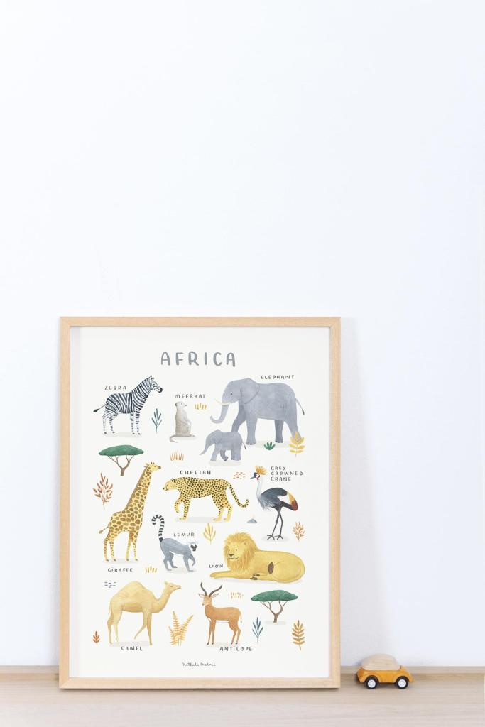 Kinderkamer poster met organisch thema Afrika, kleurrijke dierenillustraties in zachte tinten, veilig en kindvriendelijk. - Poster Afrika | Lilipinso - Default Title - Afrika, bloemen en bladeren, kinderkamer, lilipinso, living earth, Noord Amerika - Casa Mini