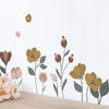 Organische muurstickers met kindvriendelijke bloemen en bladeren in zachte naturel- en okertinten op witte achtergrond,. - Muursticker | Capucine L/XL - Large - bloemen, bloemen en bladeren, Capucine, kinderkamer, lilipinso, Muursticker, vliesbehang - Casa Mini